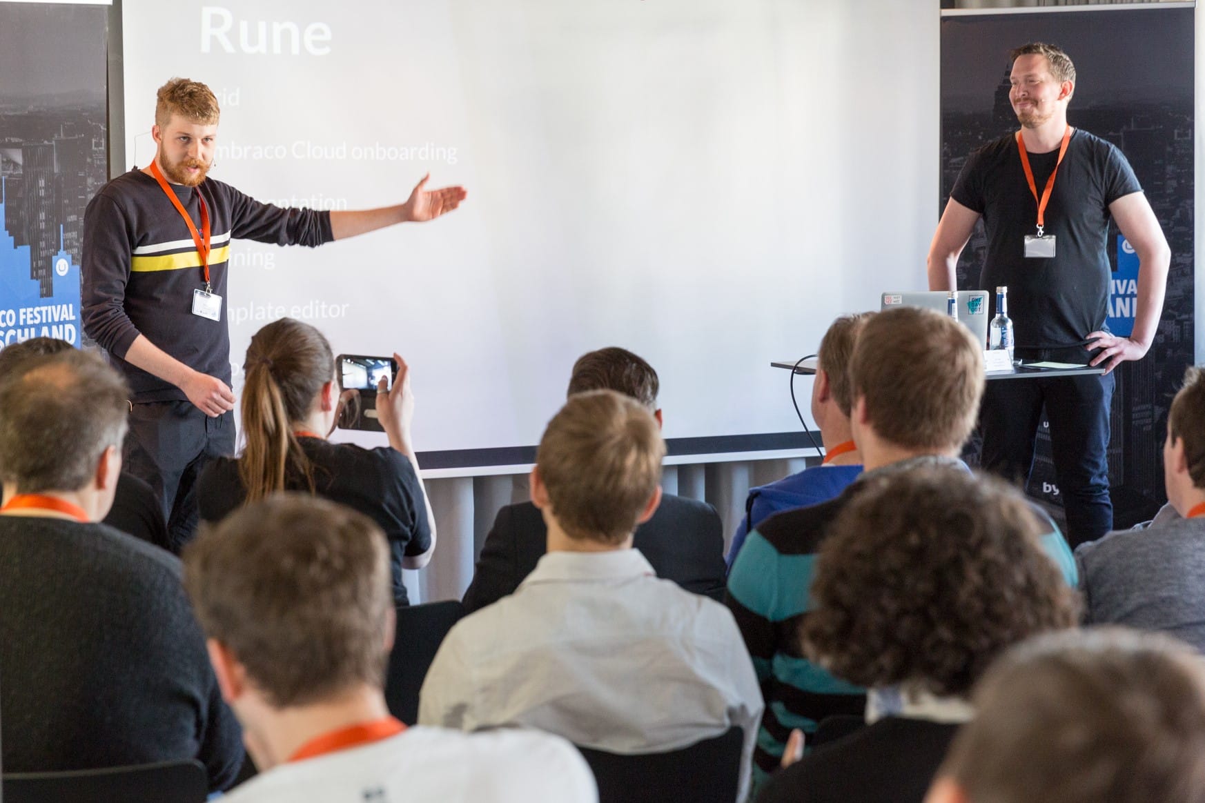 Rune Strand und Mads Rasmussen bei ihrer Keynote beim Umbraco-Festival Deutschland 2017