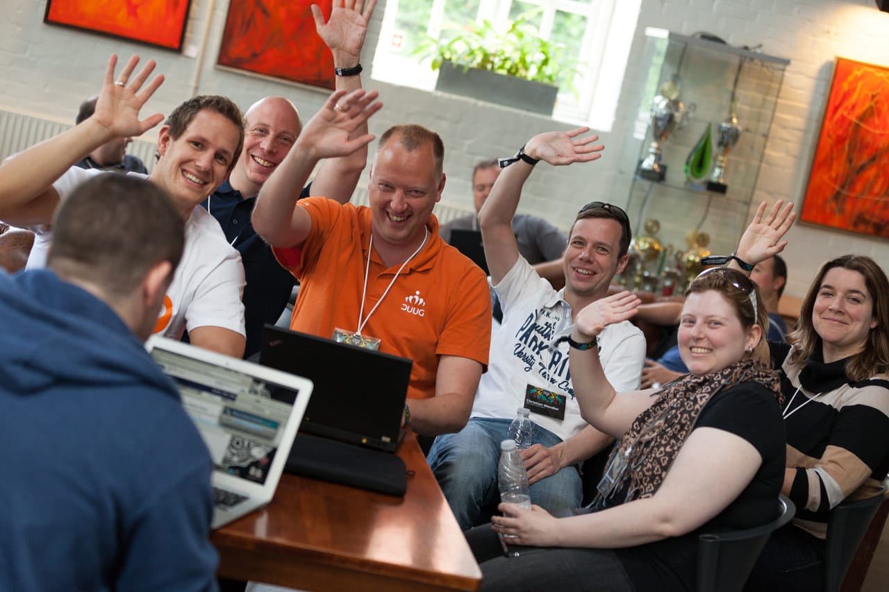 Einige Menschen auf dem Umbraco-Codegarden 2013 winken in die Kamera