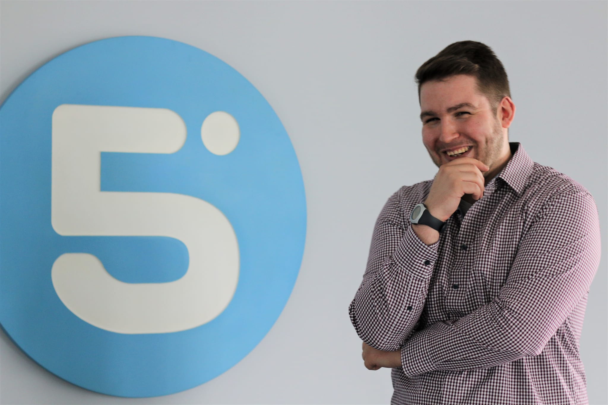 byte5-Praktikant Patrick Haag steht neben dem byte5-Signet