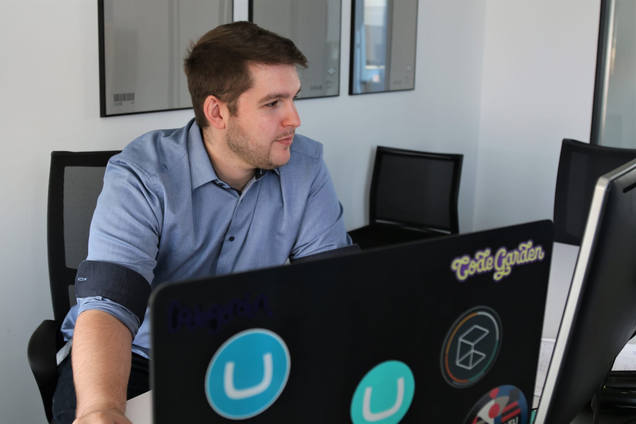 byte5-Praktikant Patrick Haag arbeitet an seinem Laptop