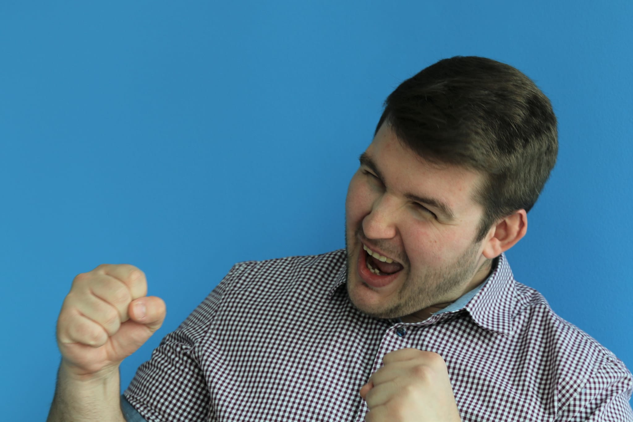 byte5-Praktikant Patrick Haag macht eine Gewinnerpose