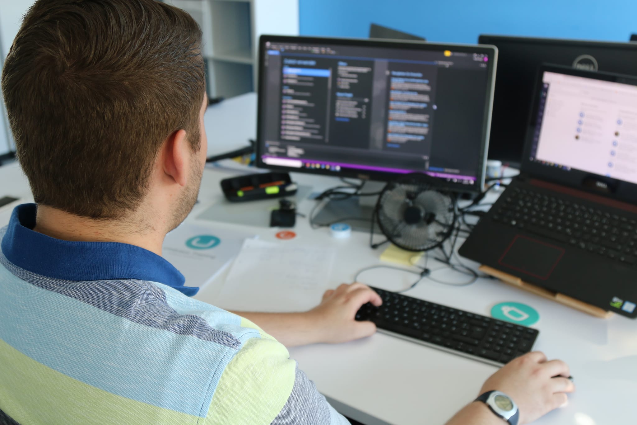 byte5-Praktikant Patrick Haag arbeitet an seinem Laptop