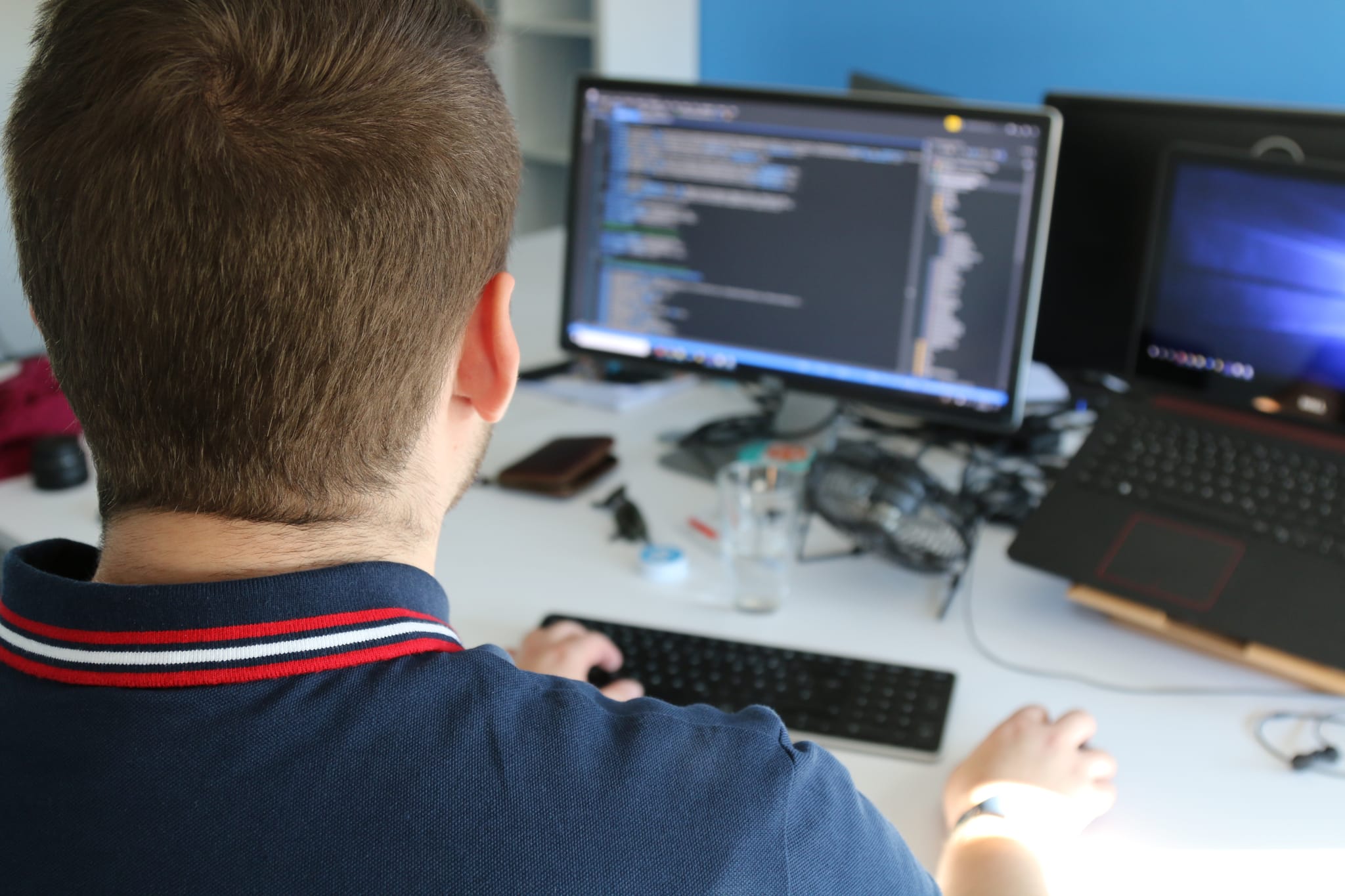 byte5-Praktikant Patrick Haag arbeitet an seinem Laptop