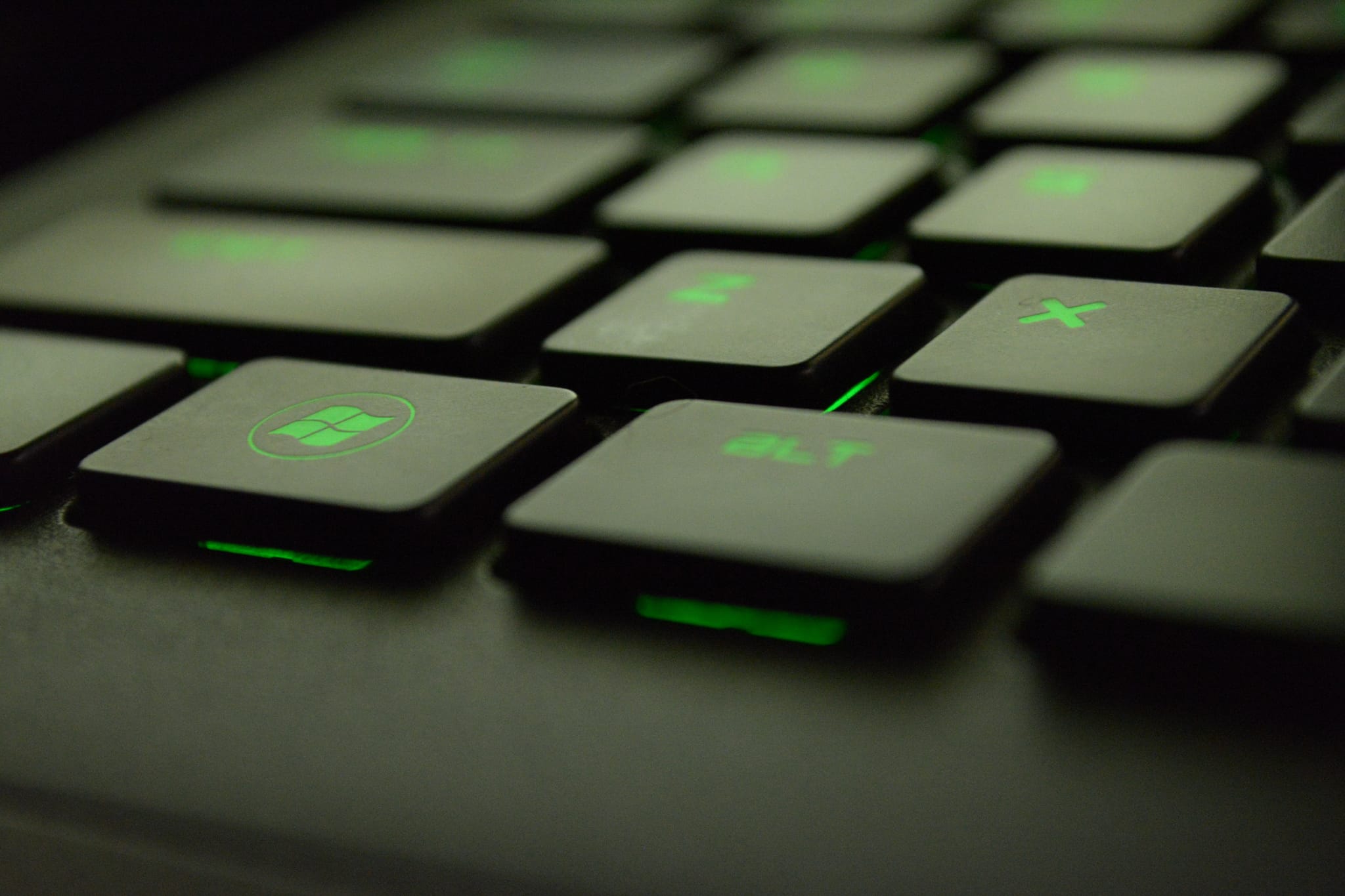 Nahaufnahme einer Tastatur mit Windows-Taste