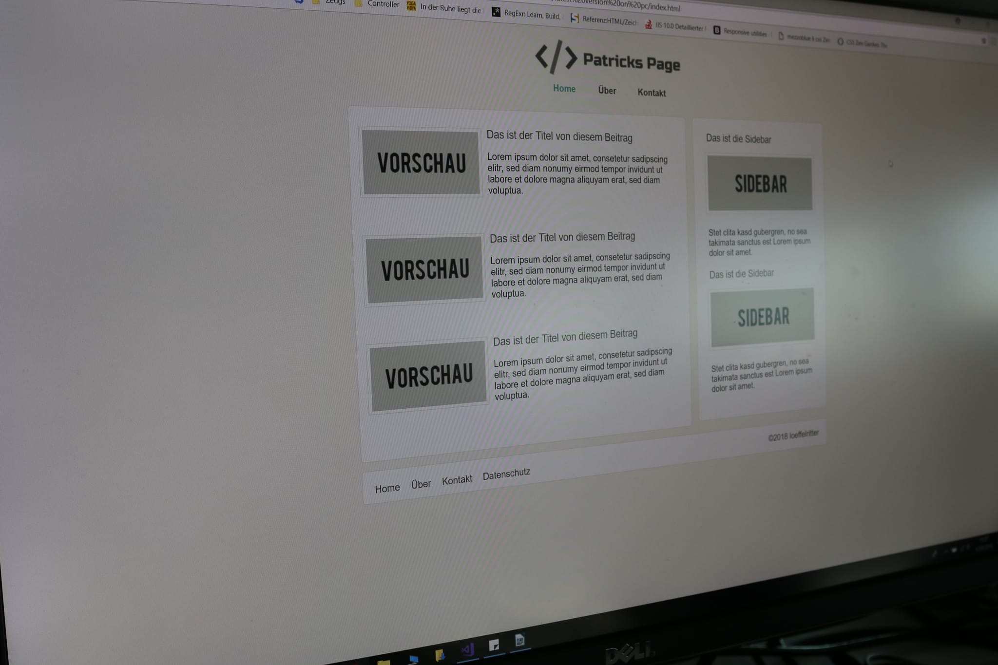 byte5-Praktikant Patrick Haags erste eigene Website vom Bildschirm abfotografier