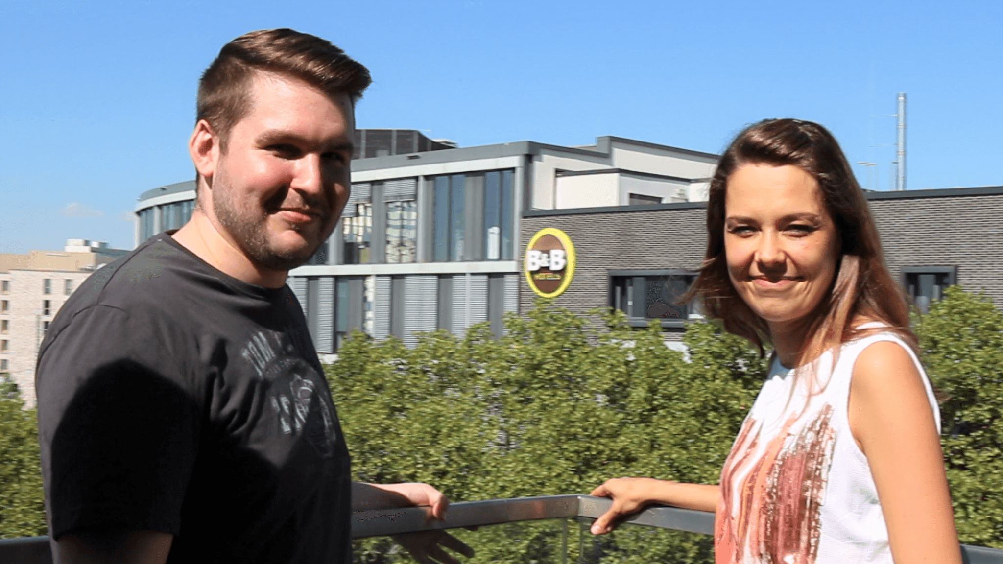 byte5-Praktikant Patrick Haag und byte5-Kollegin Jutta Hegedüsch