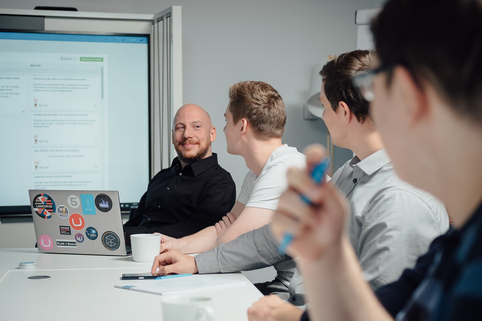 Das Team von byte5 in einer Besprechung im Konferenzraum