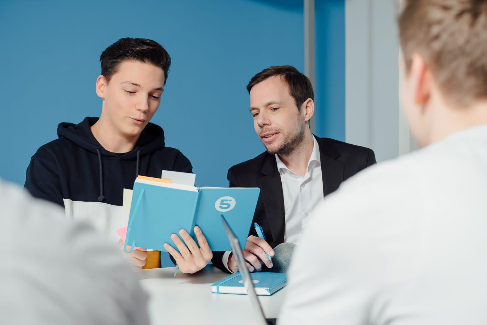 byte5-CEO Christian Wendler in einer Besprechung mit Auszubildendem Cedric Klug-Offermann