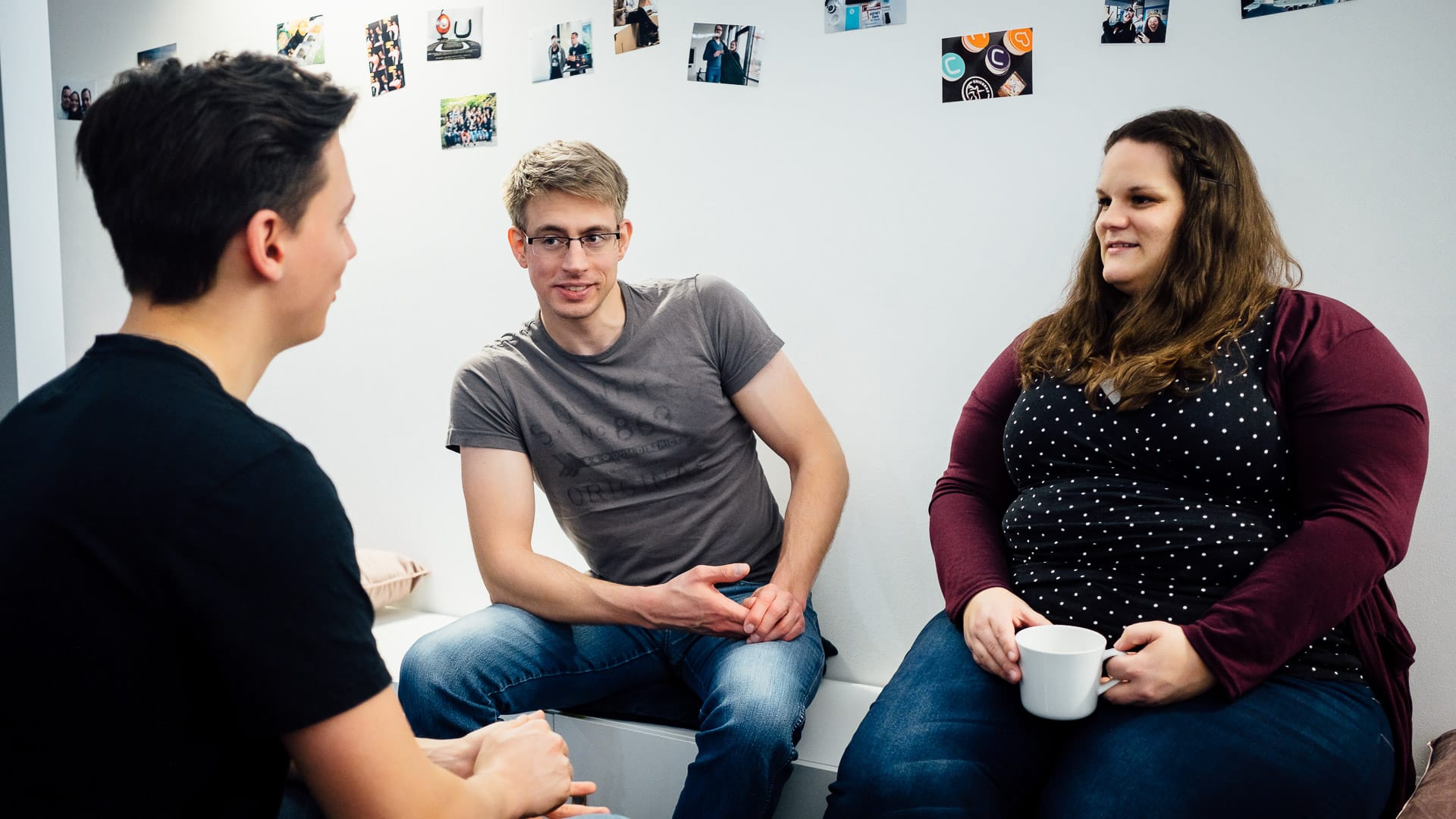 Cedric, Laura und Tobias in einem Gespräch