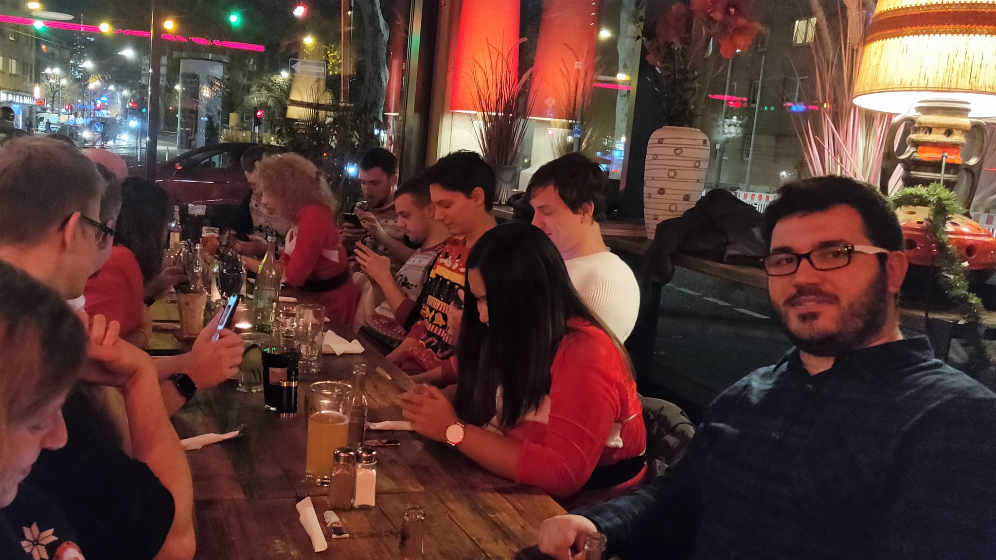 byte5-Azubi Louay Jebran bei der Weihnachtsfeier, im Hintergrund schreiben alle Kollegen in der byte5-WhatsApp-Gruppe