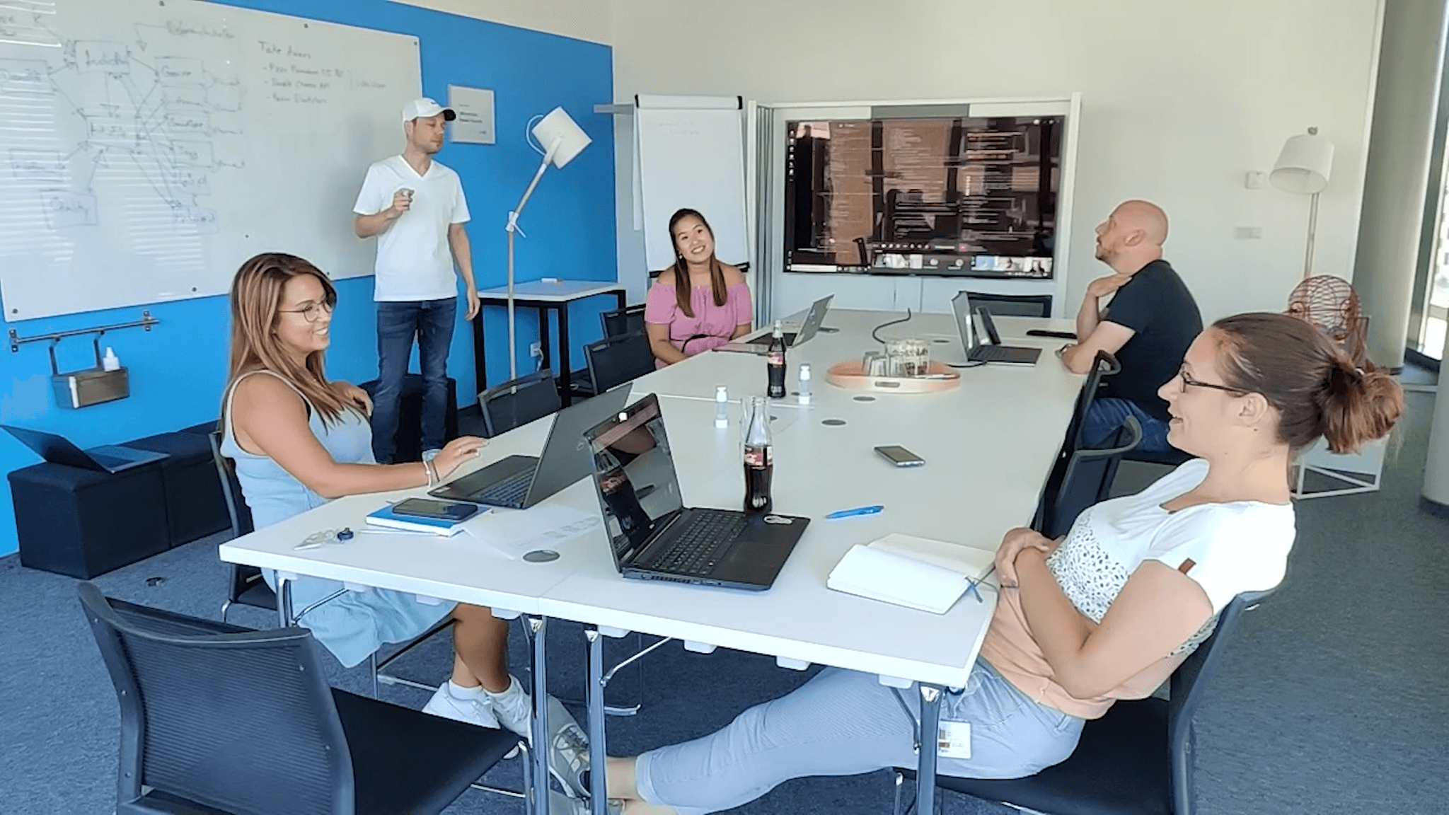 byte5-Meeting mit Abstandsregelung während der Corona-Pandemie