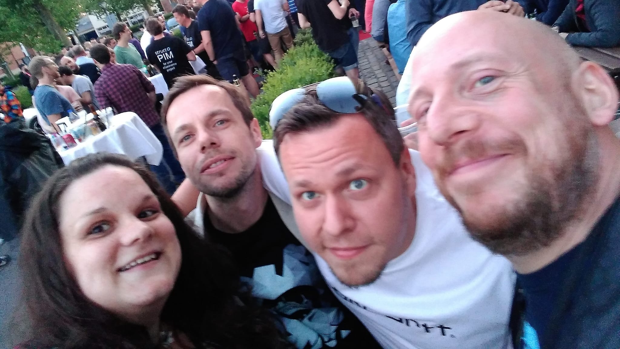 Content-Managerin Laura Vogt von byte5 mit ihren Chefs 