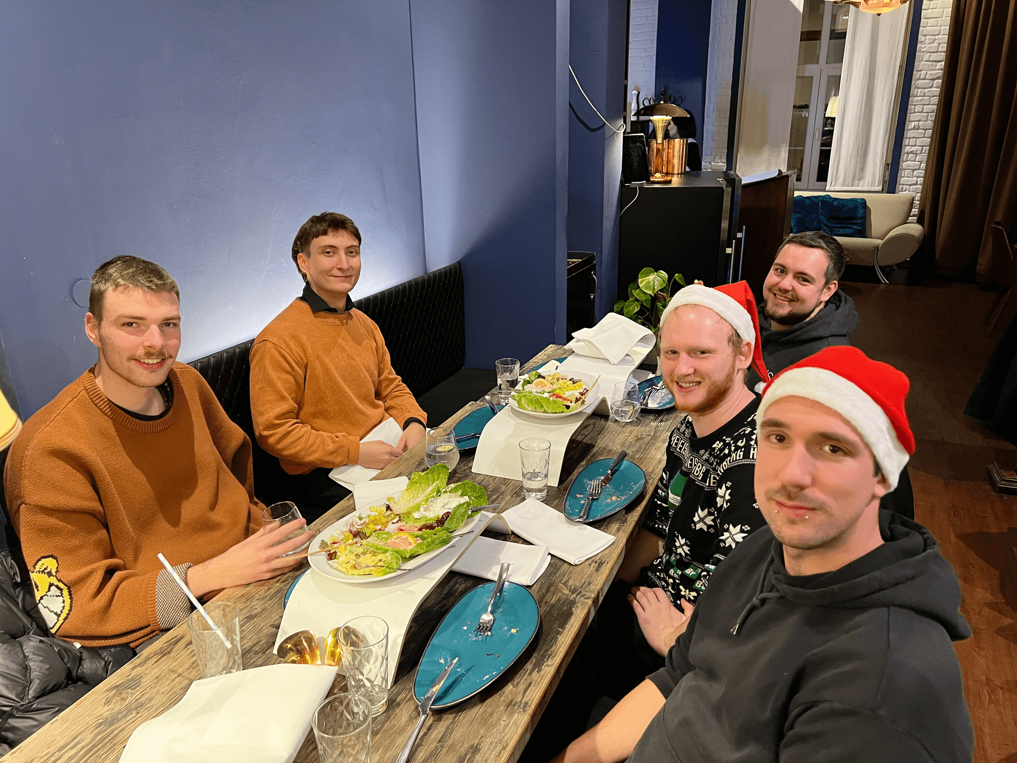 Vince, Laurens, Kevin, Maurice und Danish bei der Weihnachtsfeier 2022