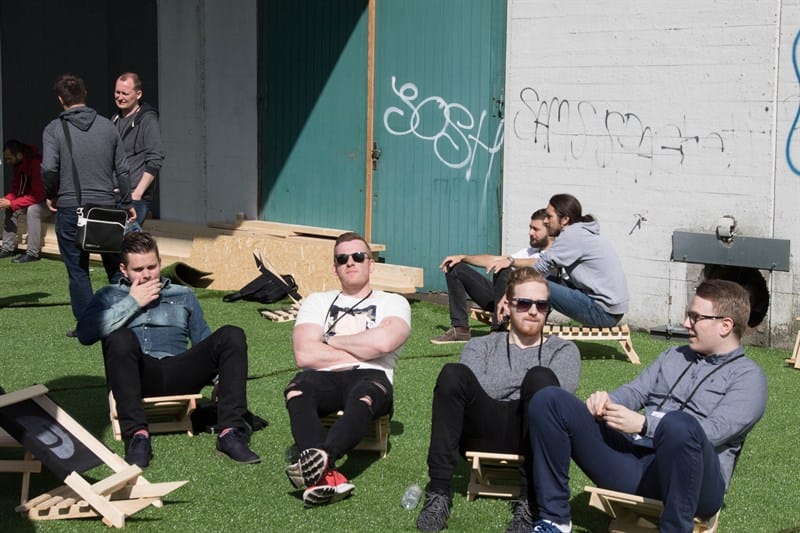 Besucher des Codegarden machen Pause