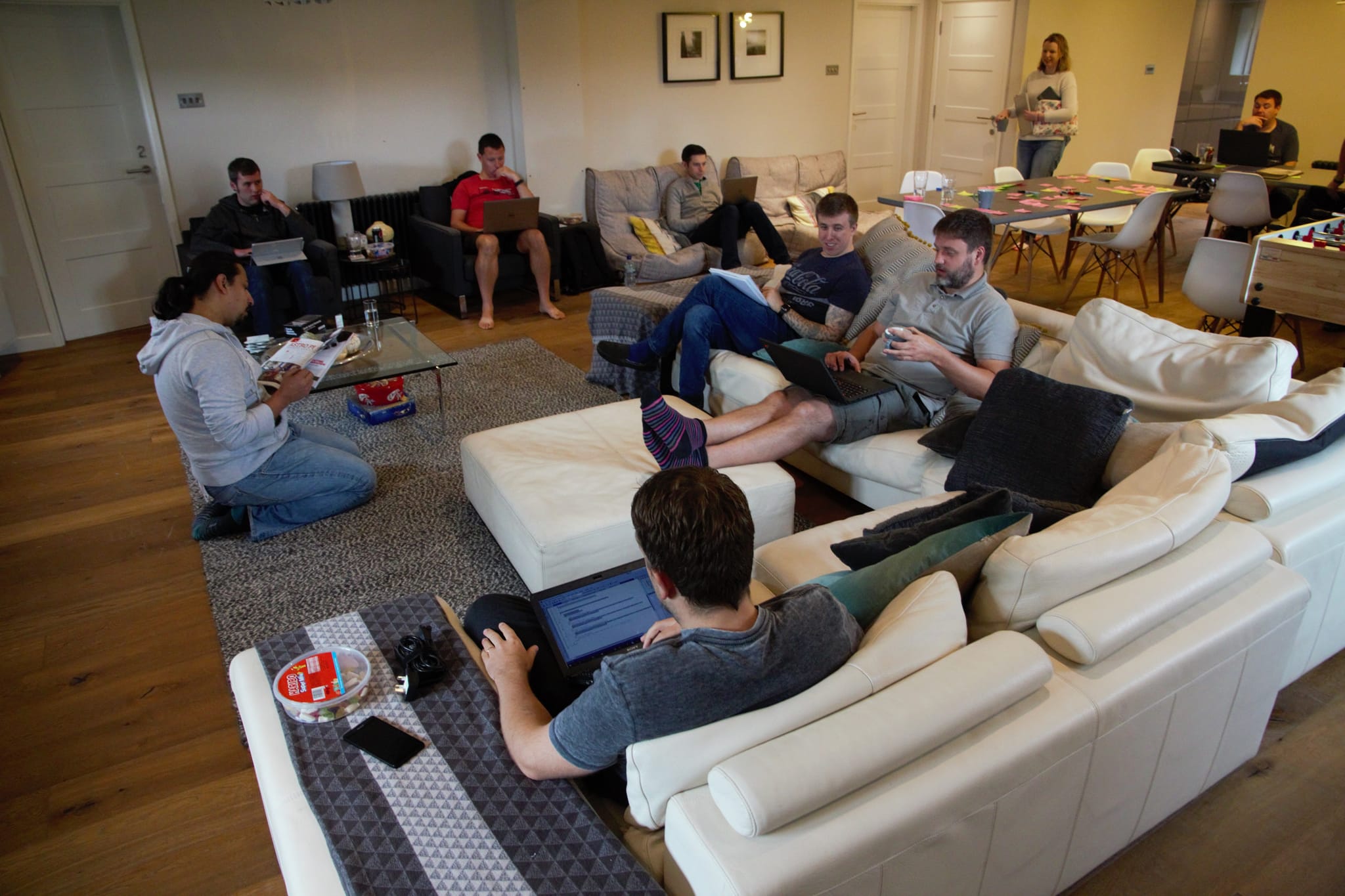 Die Codecabin-Gäste sitzen auf Sofas und Sesseln