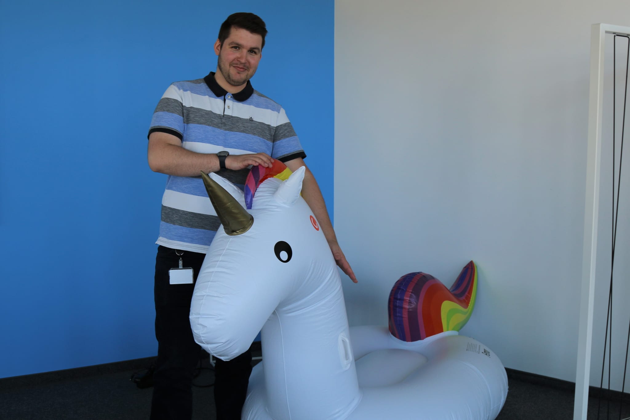 byte5-Praktikant Patrick Haag mit einem aufblasbaren Einhorn