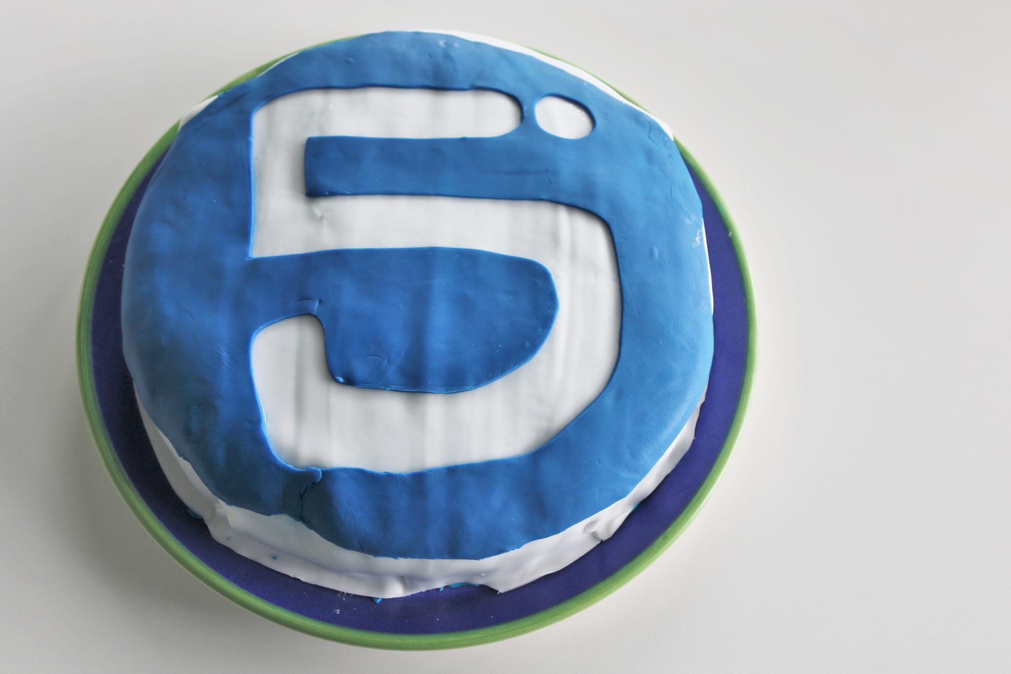 Geburtstagtorte für byte5 mit blauer Creme