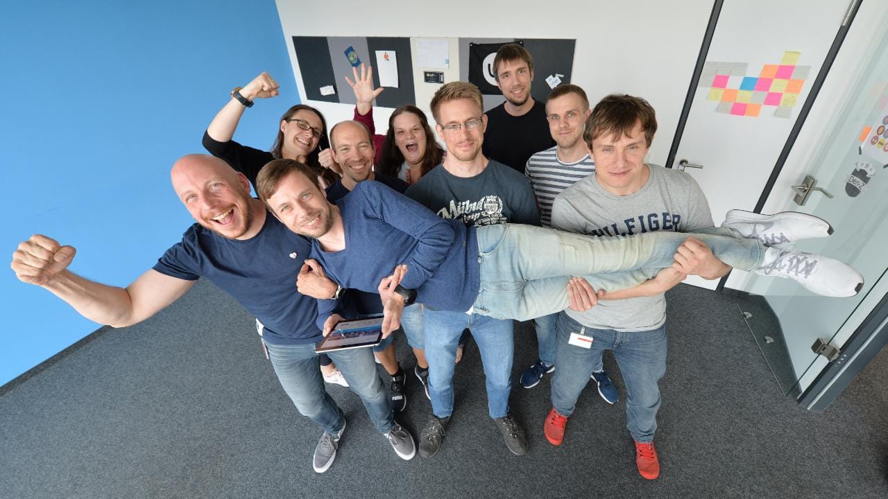 byte5-Team trägt CEO Christian Wendler und jubelt