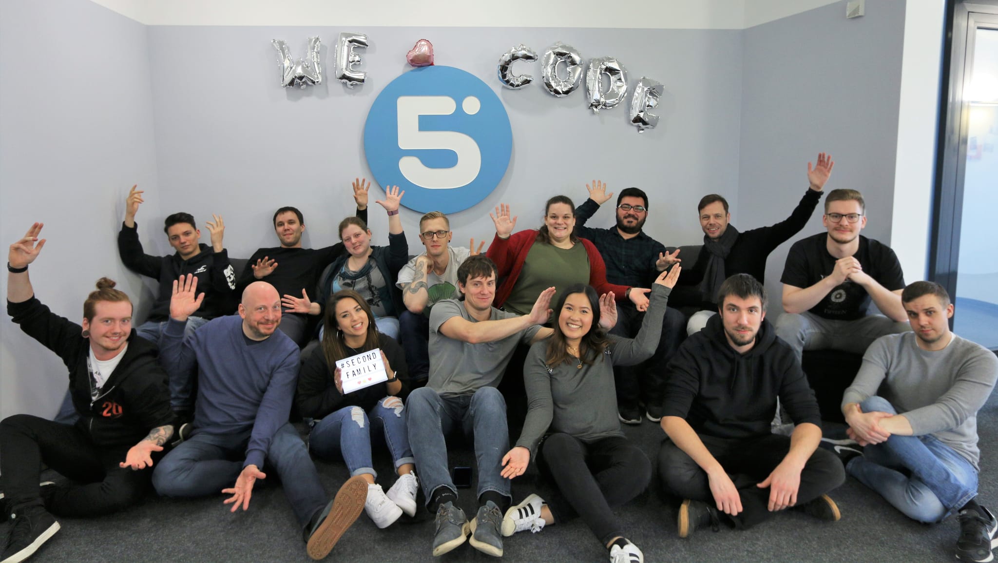 Das byte5-Team jubelt in die Kamera