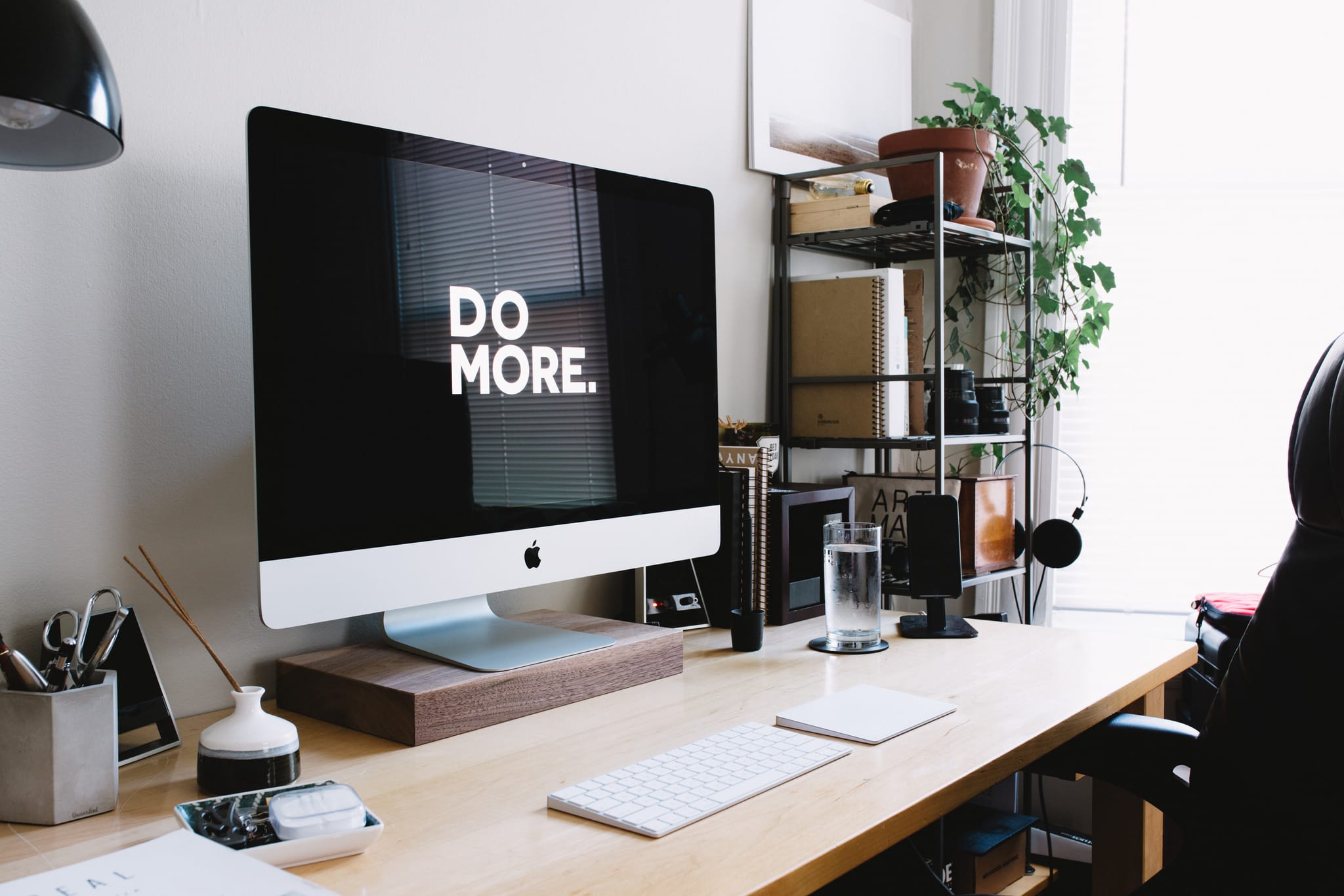 Computerbildschirm mit Bild: "Do More"
