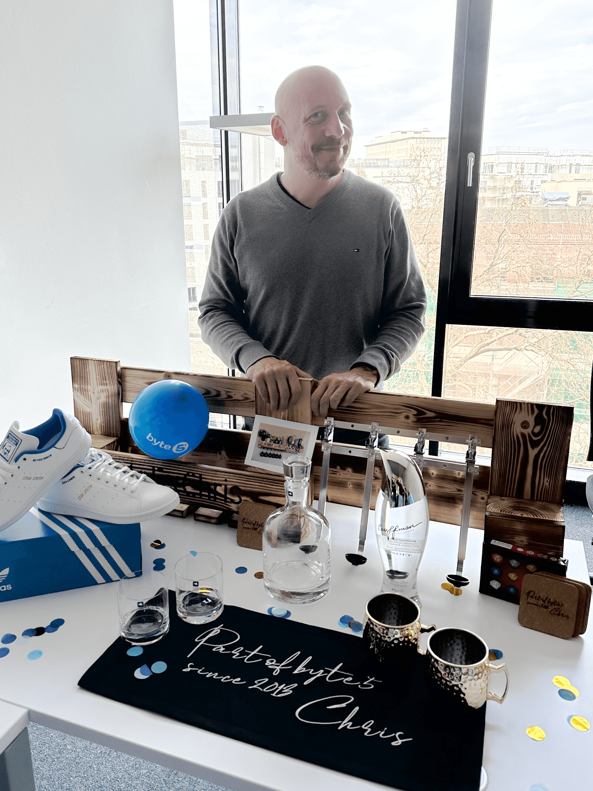 byte5 COO Chris mit seinen Geschenken für sein 10-jähriges Firmenjubiläum