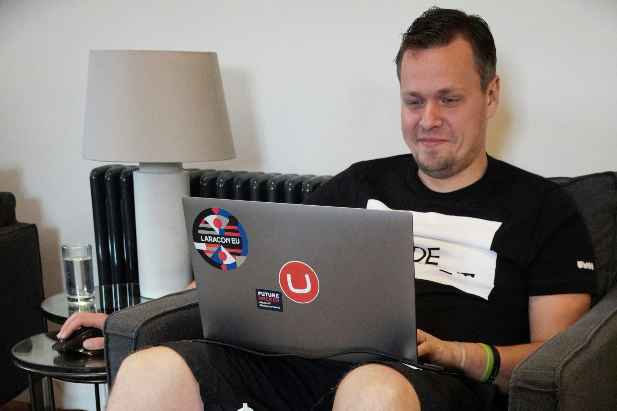 Marcel sitzt mit einem Laptop auf einem Sessel in der Codecabin 2017