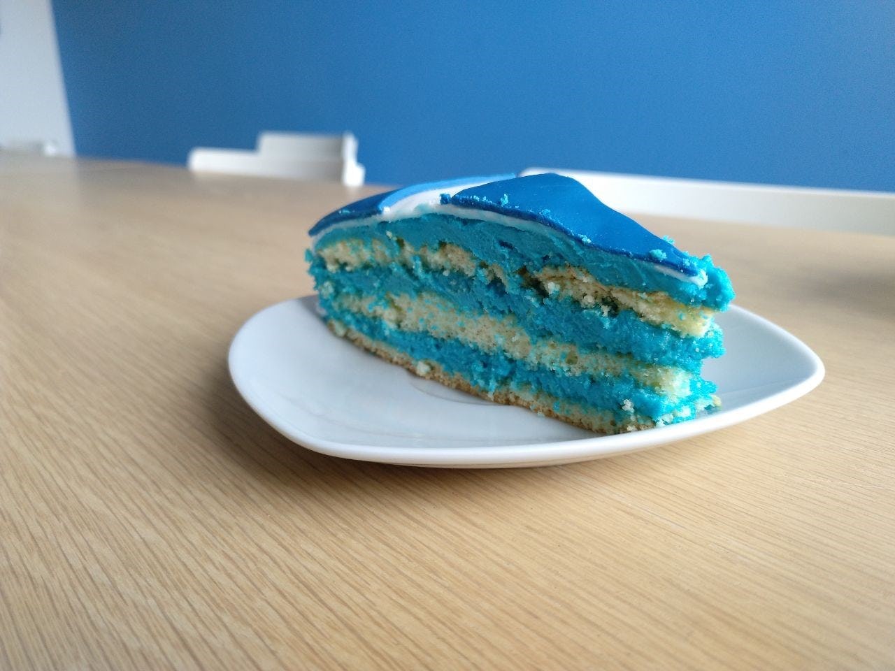 Geburtstagtorte für byte5 mit blauer Creme