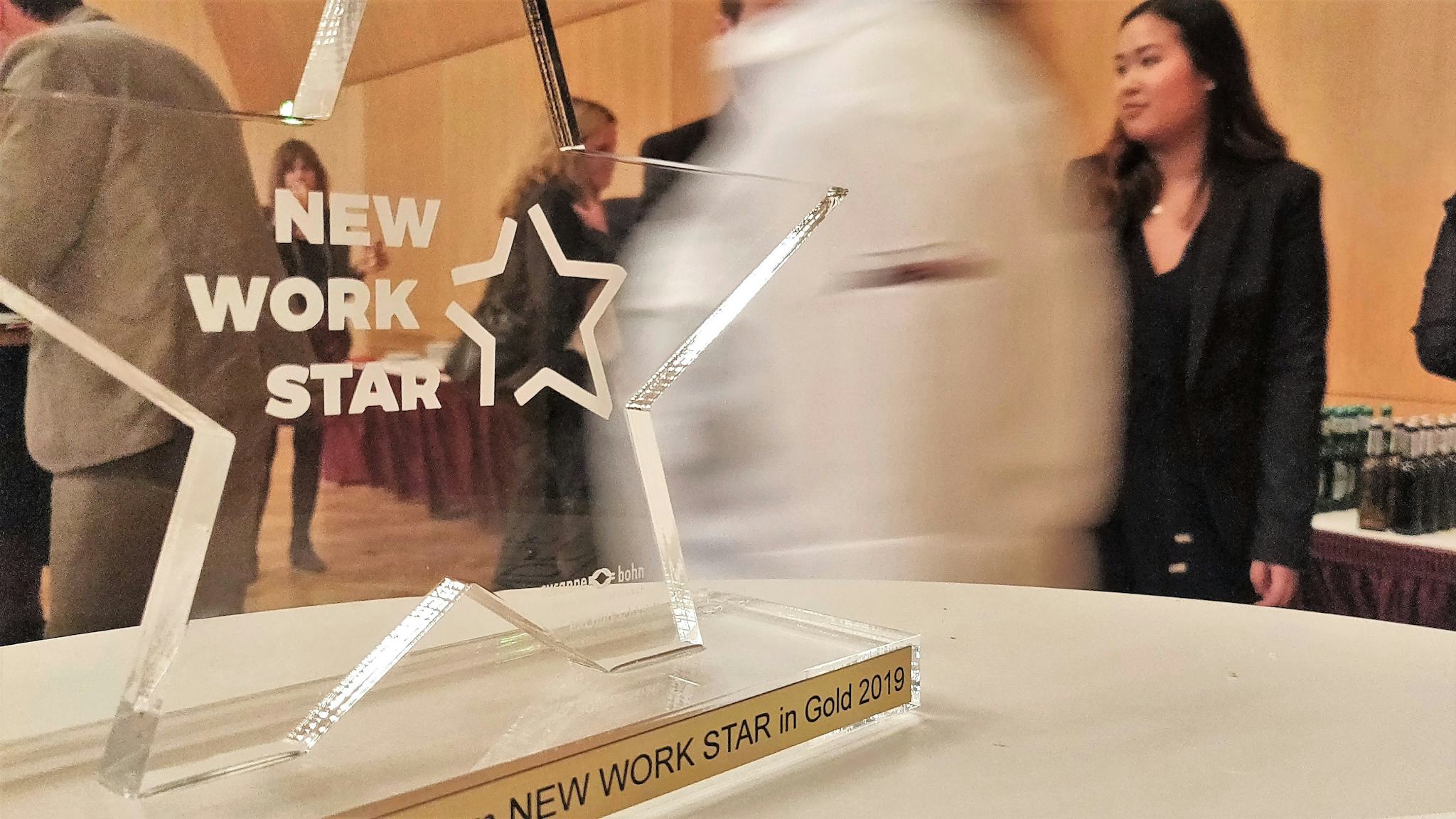 Der New Work Star-Award, im Hintergrund Jessica Mai von byte5