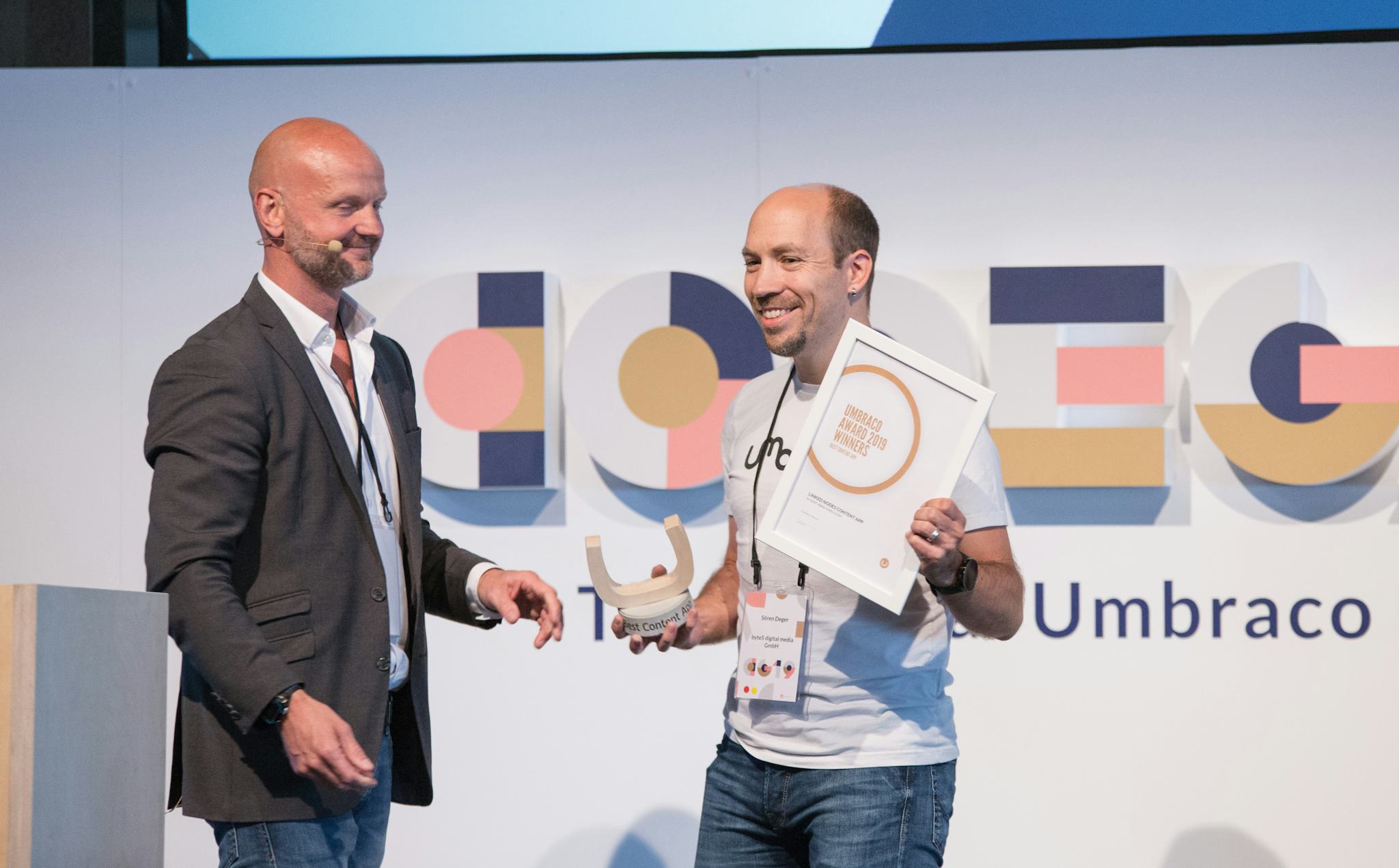 Sören Deger von byte5 erhält Umbraco Award beim Codegarden 2019