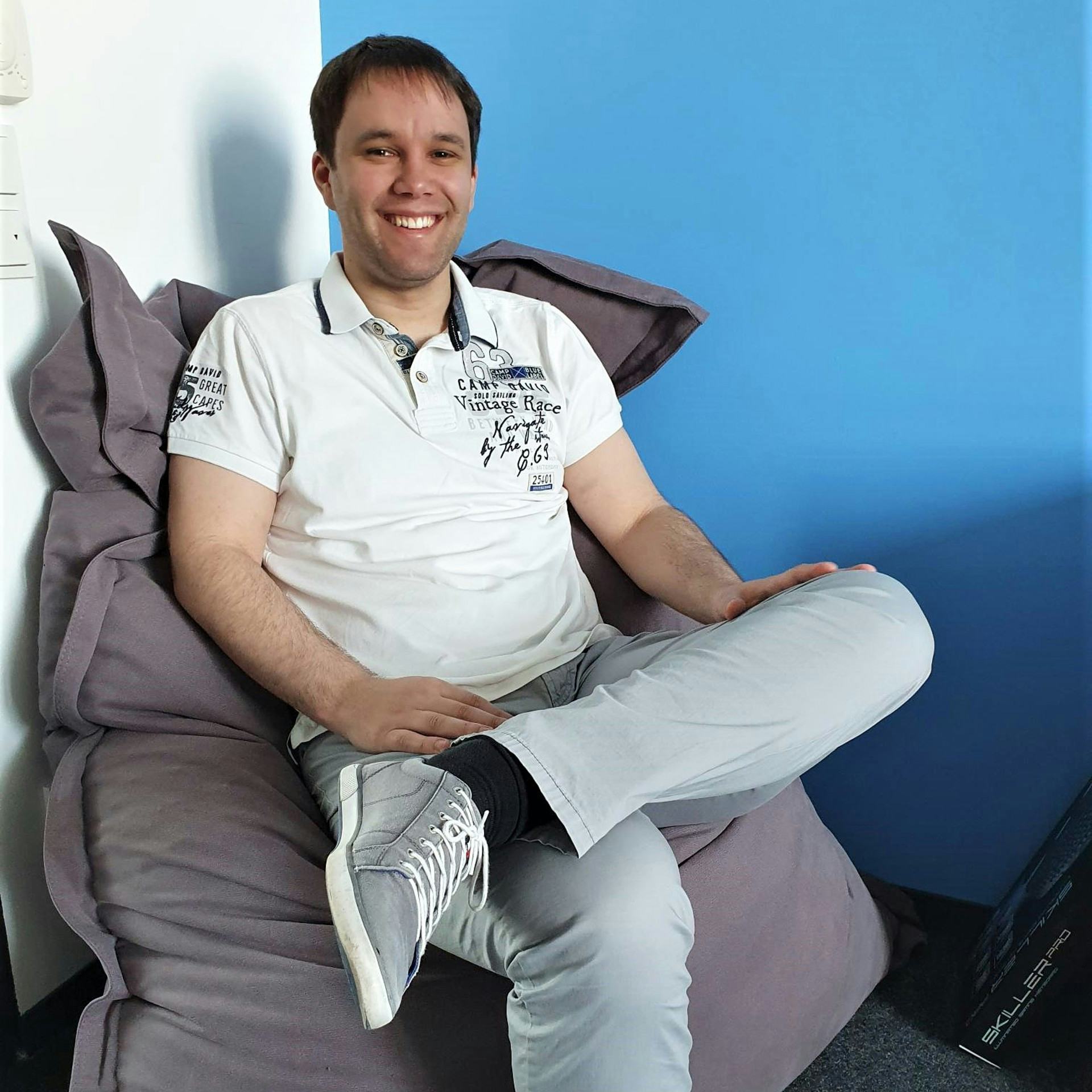 byte5-Entwickler Jure Knezovic auf einem Sitzsack im byte5-Büro