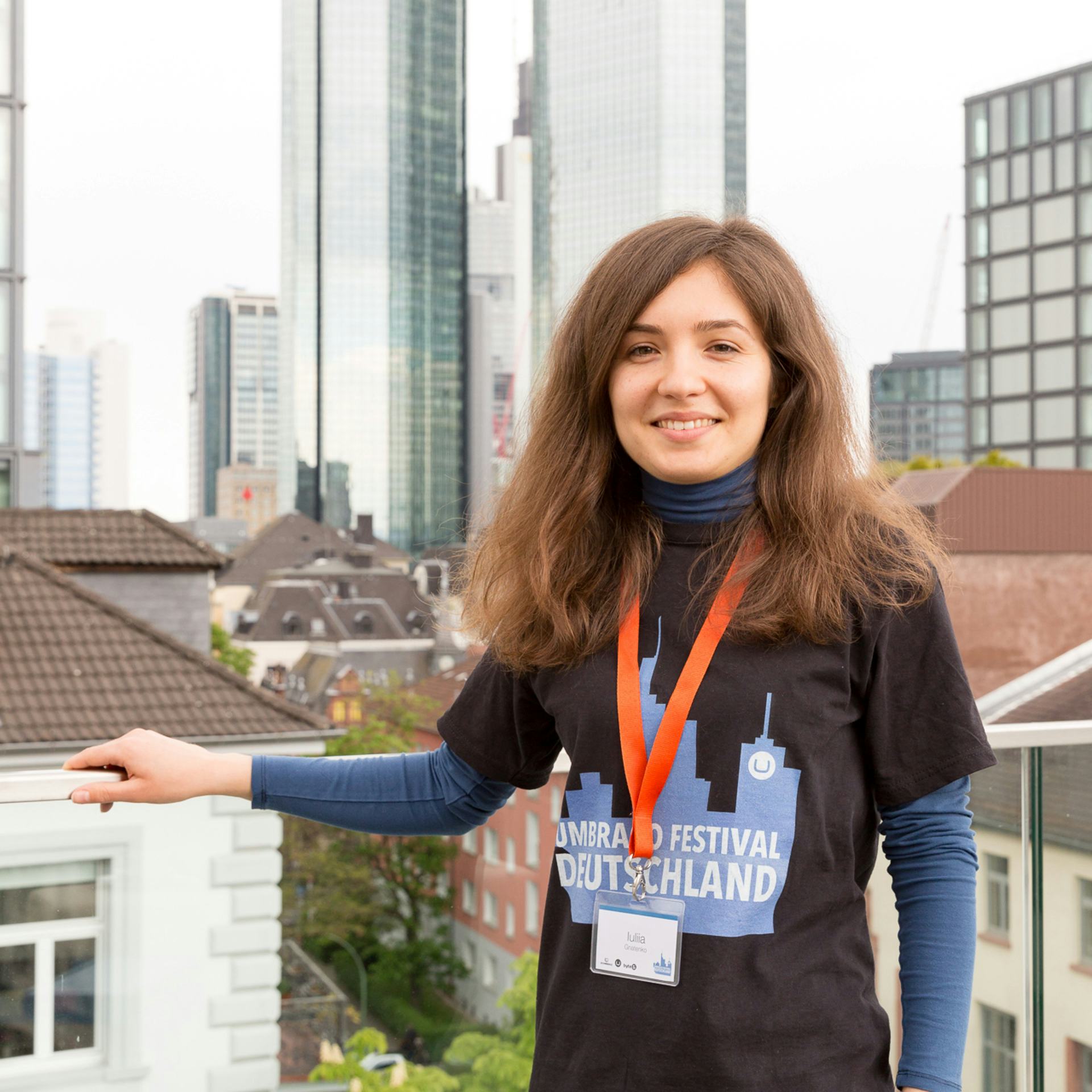 byte5-Entwicklerin Julia Gnatenko vor der Frankfurter Skyline