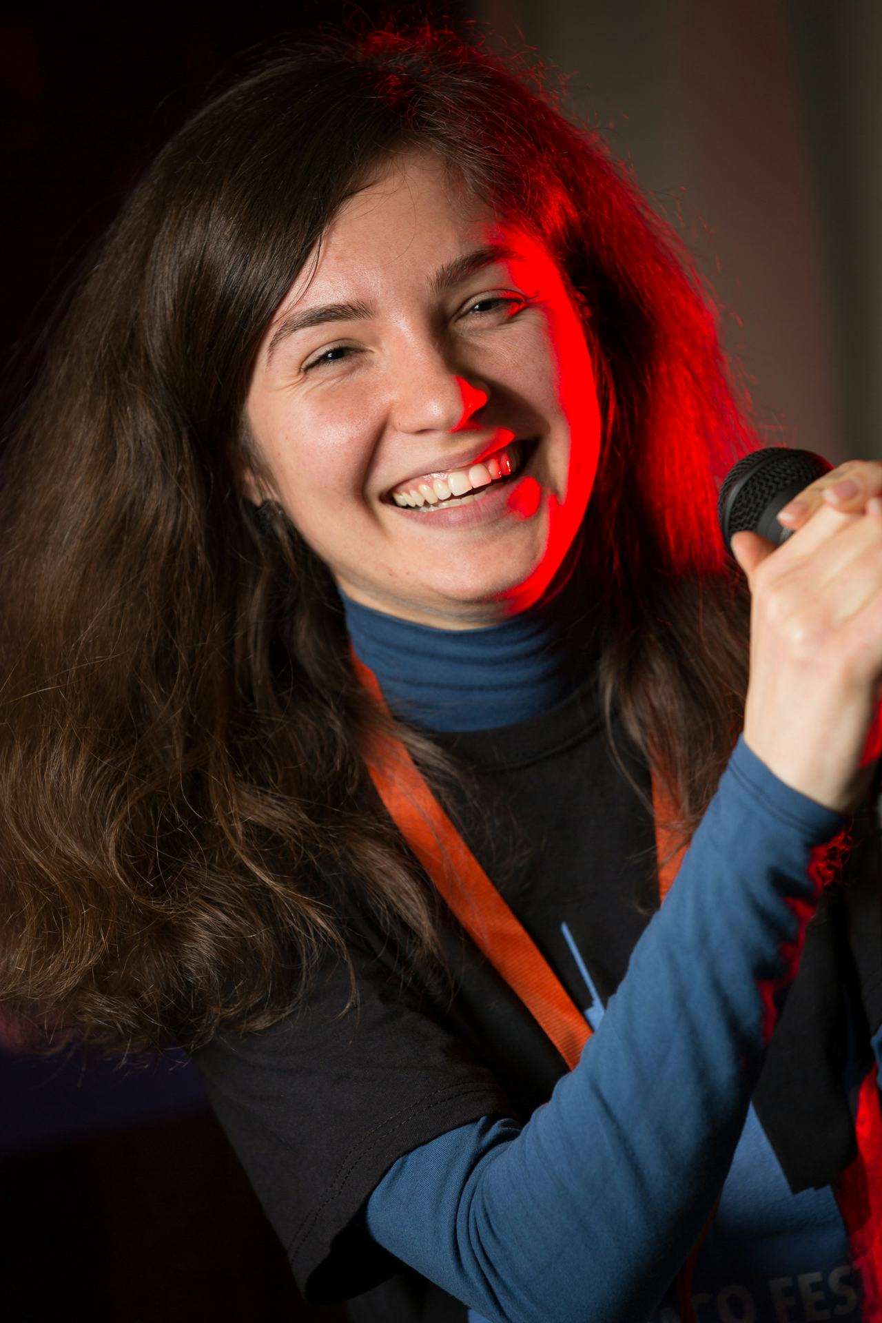 byte5-Entwicklerin Julia Gnatenko vor einem Mikrofon
