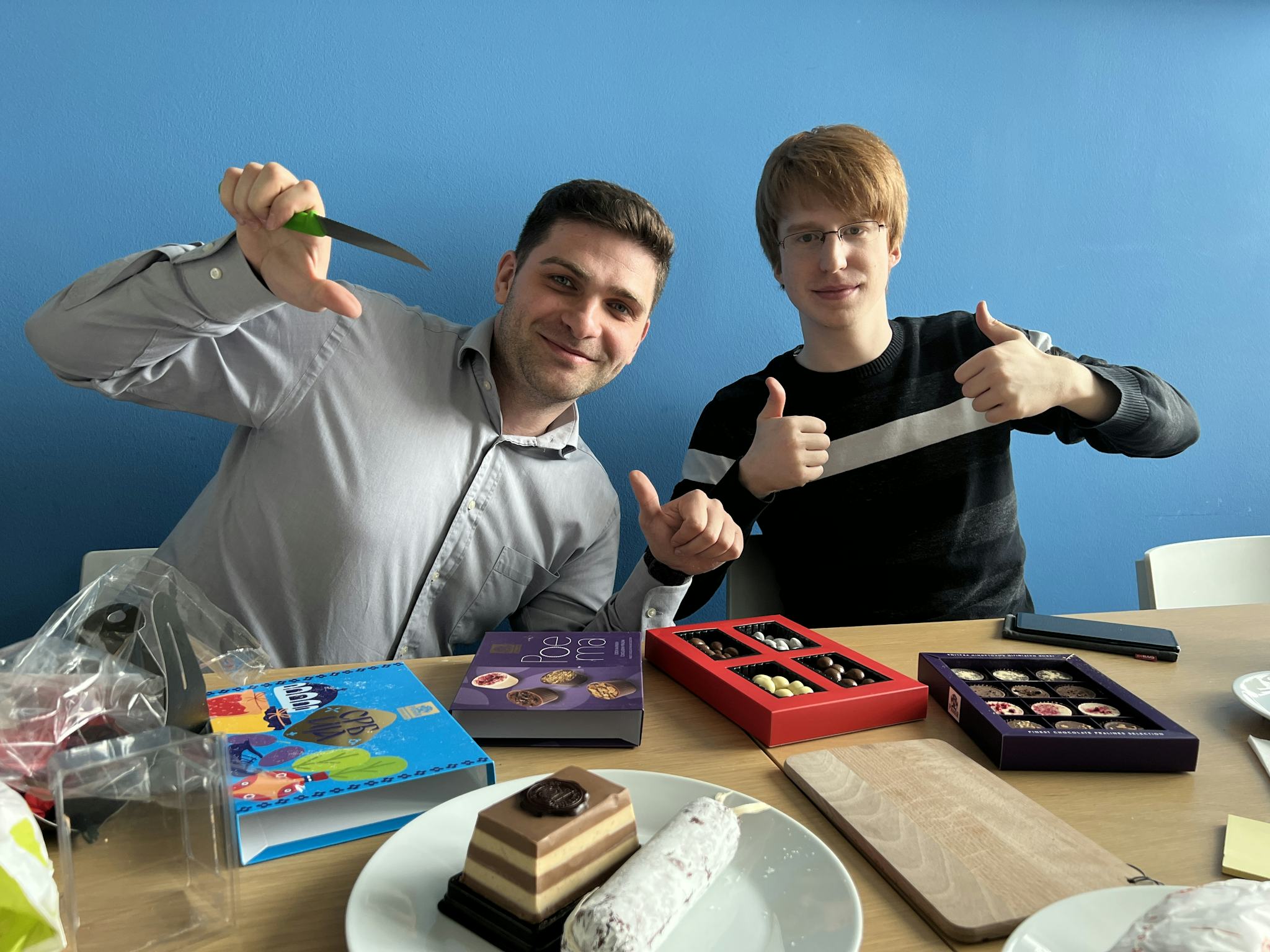 Dragan und Jonathan mit Süßigkeiten